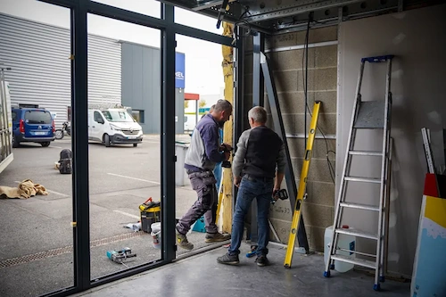 Remplacement d'une vitrine de commerce